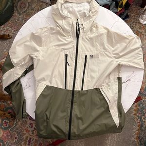 Mountain Hardware Vapordry Nylon rain shell, size medium.